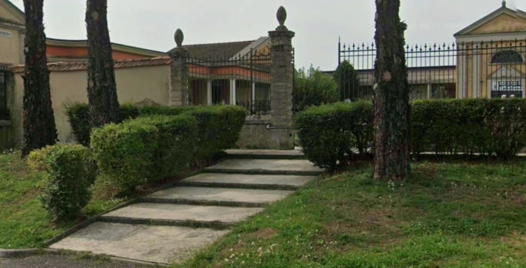 Vandalizzate quattro lapidi al cimitero di Comezzano Cizzago