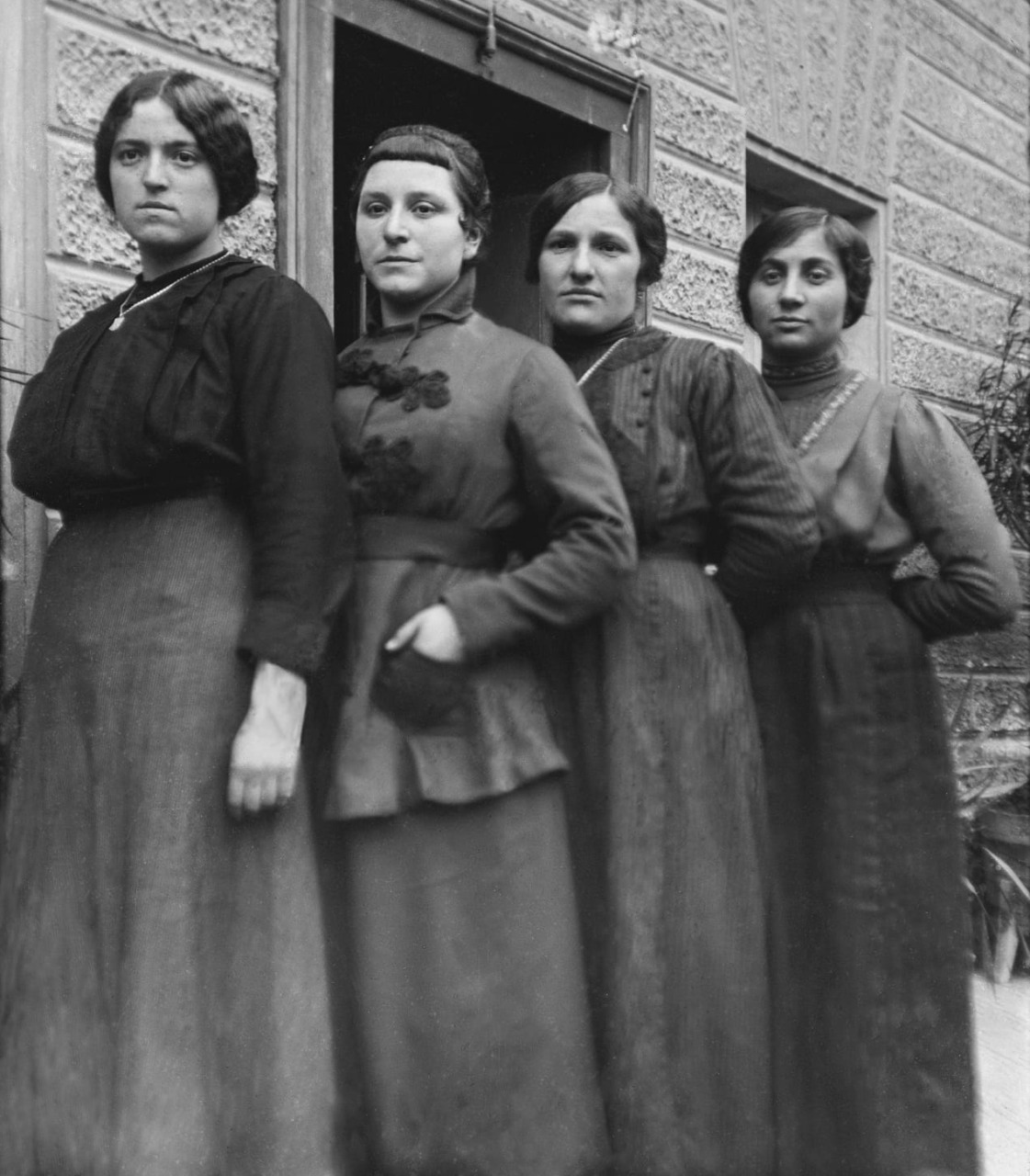 Gli scatti di Ines affasciano il paese: al via la caccia alle vecchie fotografie