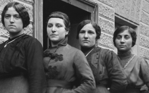 Gli scatti di Ines affasciano il paese: al via la caccia alle vecchie fotografie