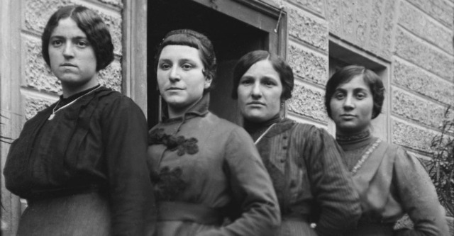 Gli scatti di Ines affasciano il paese: al via la caccia alle vecchie fotografie