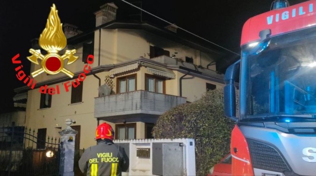 Scoppia l’incendio in un condominio a Nave: un intossicato