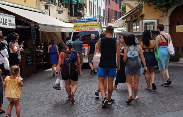 “Ospitare meglio, vivere meglio”: Sirmione affronta il sovraffollamento turistico