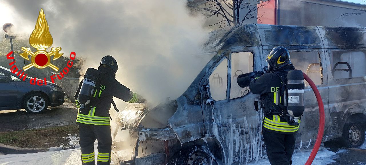 A fuoco un furgone