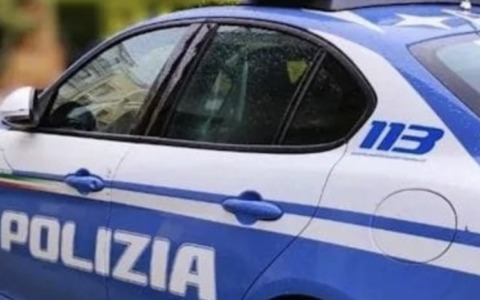 Aggredisce i passanti con una cintura e rompe il vetro di un autobus: denunciato un 21enne