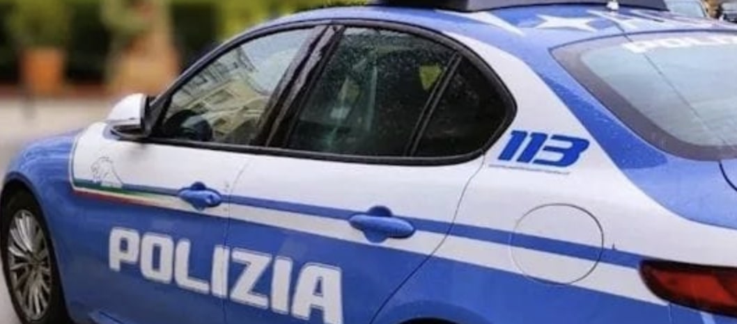 Aggredisce i passanti con una cintura e rompe il vetro di un autobus: denunciato un 21enne