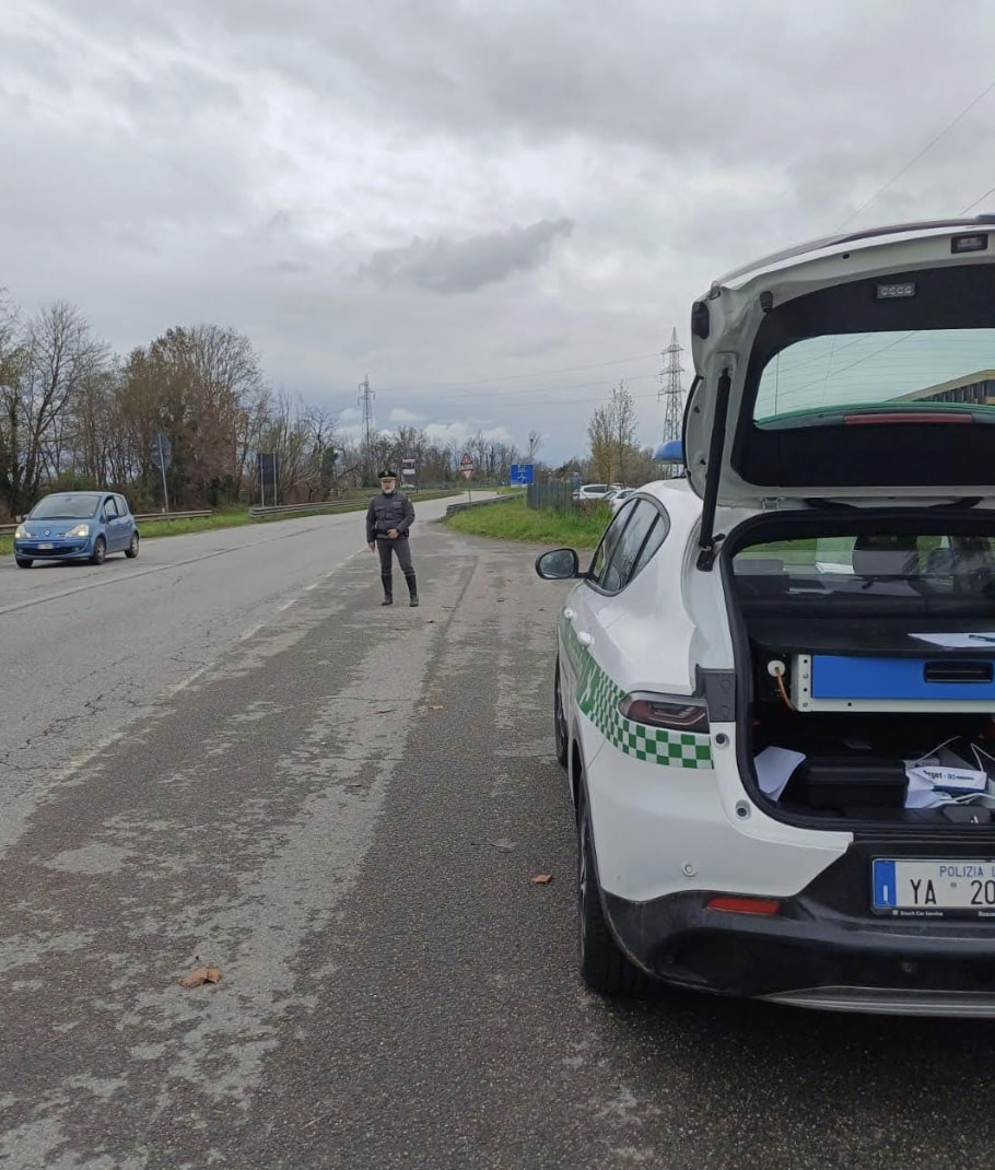 Alla guida senza mai aver conseguito la patente: scatta la denuncia