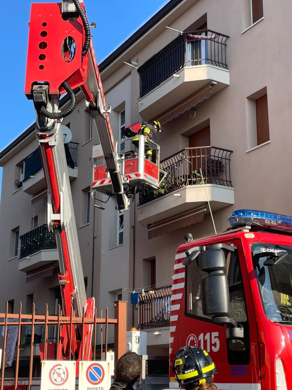 I vigili del fuoco salvano un’anziana bloccata in casa
