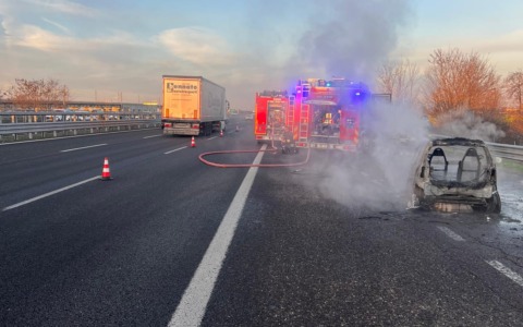 Auto a fuoco sulla A35 a Rovato direzione Milano