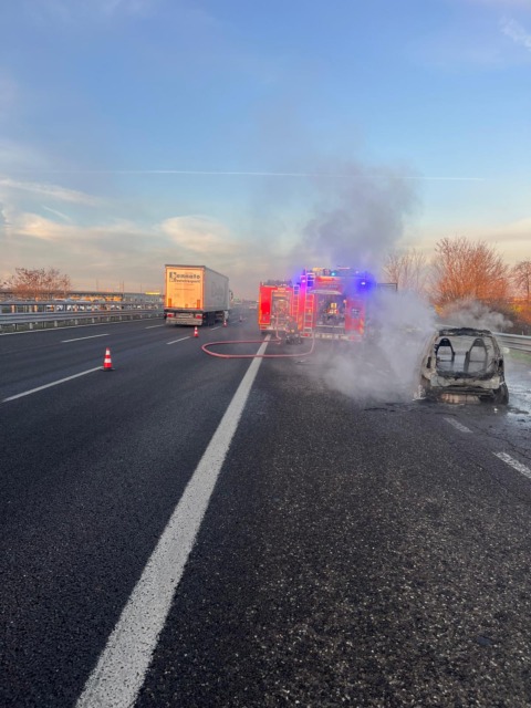 Auto a fuoco sulla A35 a Rovato direzione Milano