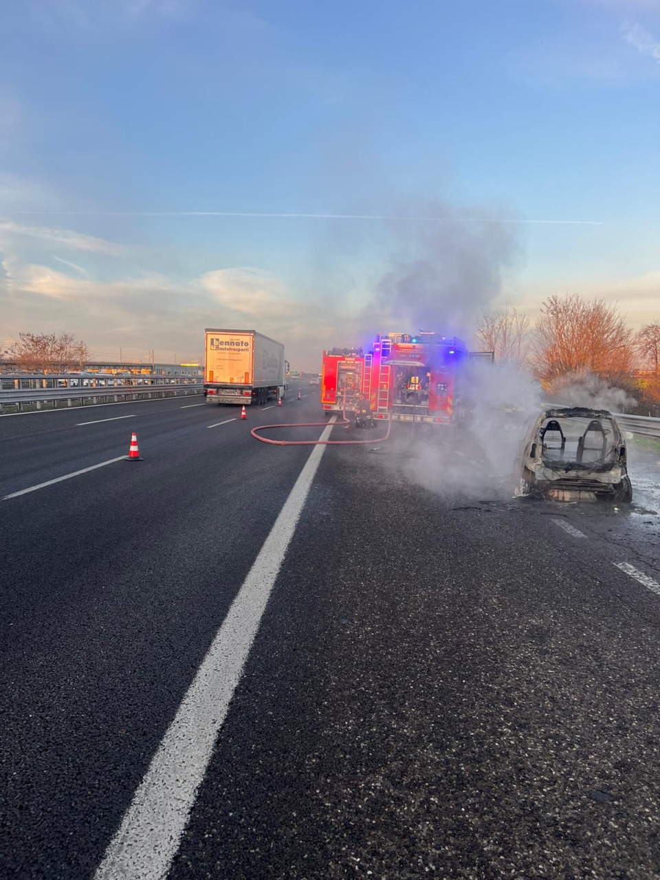 Auto a fuoco sulla A35 a Rovato direzione Milano