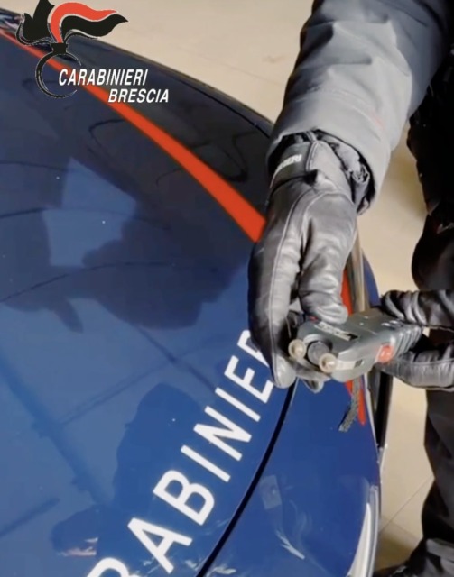 Baby Gang “069” della Valtrompia: sequestrati pistole, tirapugni, taser e coltelli a serramanico