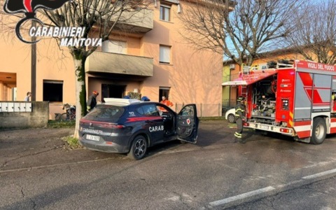 Cellulare e asciugacapelli accesi su un divano: divampa l’incendio in un appartamento a Castiglione delle Stiviere
