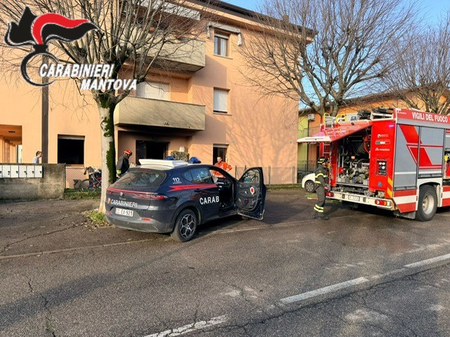 Cellulare e asciugacapelli accesi su un divano: divampa l’incendio in un appartamento a Castiglione delle Stiviere