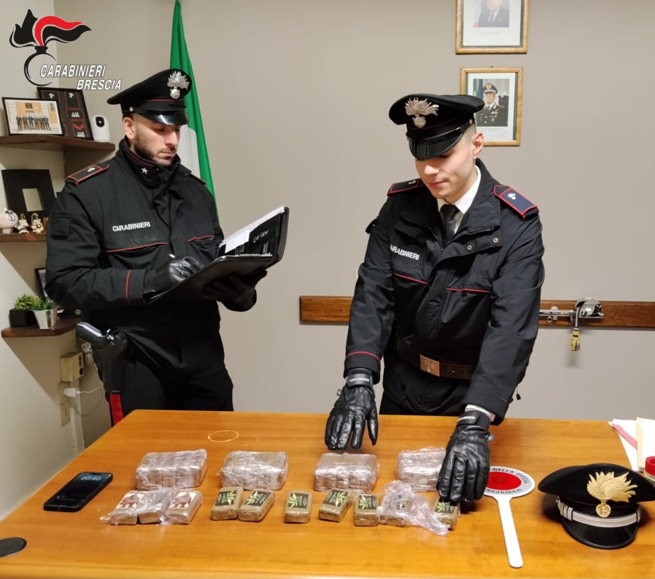 Cerca di lanciare la droga oltre il guard rail ma viene bloccato: 25enne in manette