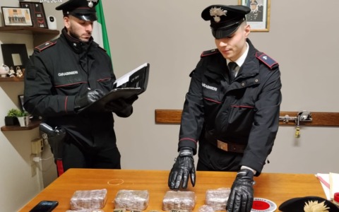 Cerca di lanciare la droga oltre il guard rail ma viene bloccato: 25enne in manette