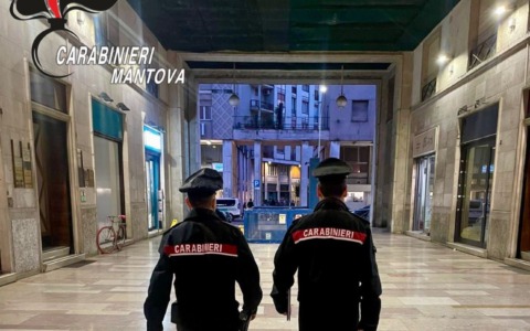 Cerca di rubare un’auto in sosta: finisce con le manette ai polsi