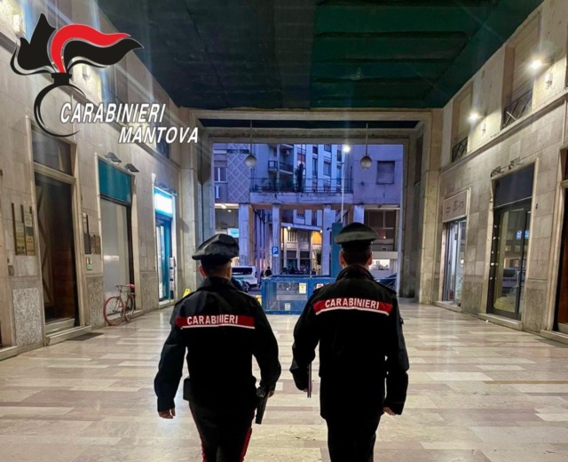 Cerca di rubare un’auto in sosta: finisce con le manette ai polsi