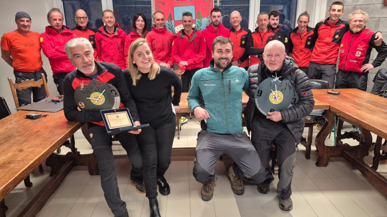 Cnsas, stazione media di Valle Camonica: riunione dei soccorritori dopo esercitazione in valanga