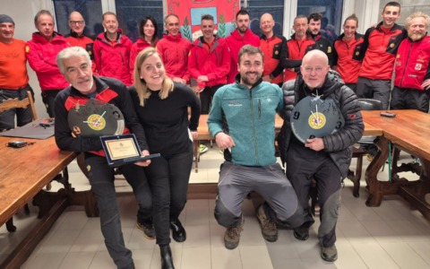 Cnsas, stazione media di Valle Camonica: riunione dei soccorritori dopo esercitazione in valanga