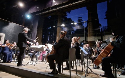 Concerto degli Auguri a Villa Alba: in scena l’Orchestra Infonote diretta dal maestro Serafino Tedesi