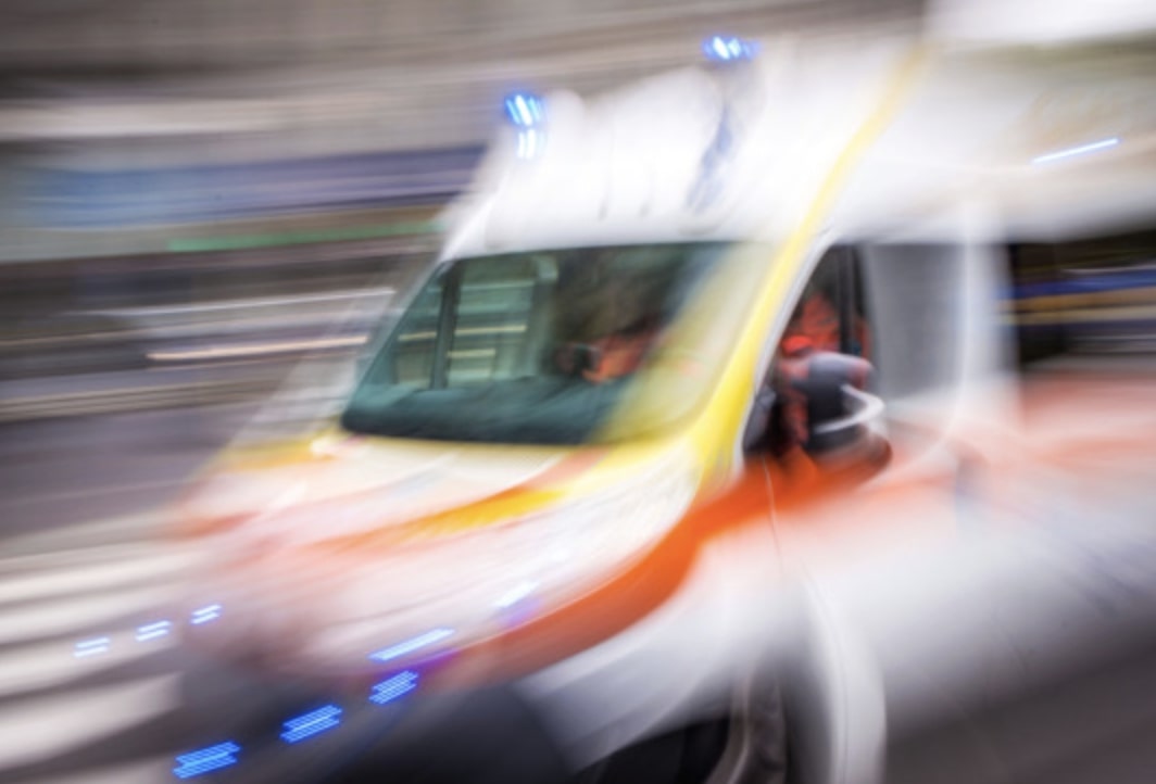 Confessa ad un amico di volerla farla finita, fugge dai carabinieri e si schianta