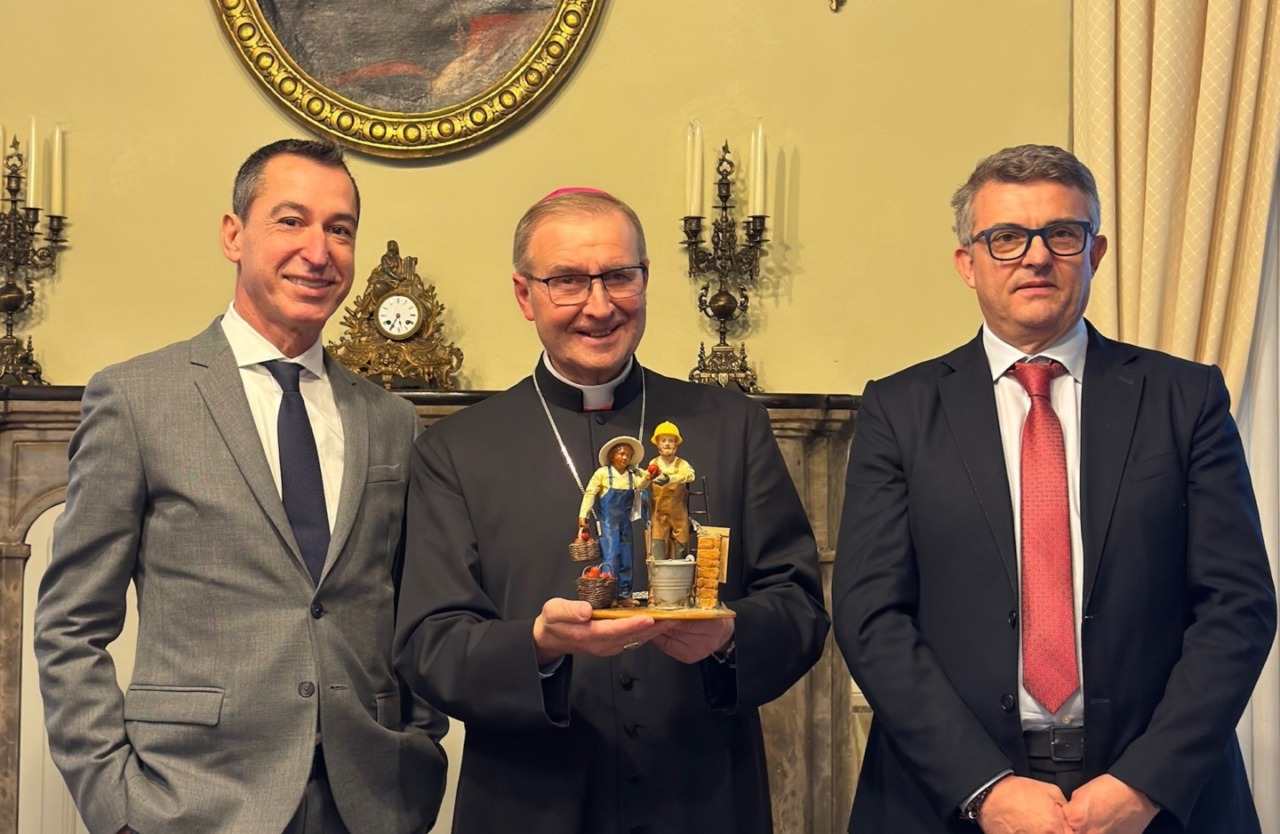 Al Vescovo Tremolada è stata consegnata la statuina del Presepe 2025: simbolo di integrazione, inclusione e sicurezza sul lavoro