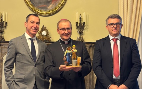 Al Vescovo Tremolada è stata consegnata la statuina del Presepe 2025: simbolo di integrazione, inclusione e sicurezza sul lavoro