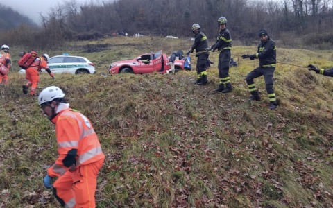 Esce di strada e finisce in una scarpata con l’auto: paura per una ragazza a Vestone