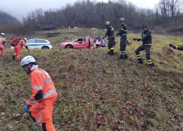 Esce di strada e finisce in una scarpata con l’auto: paura per una ragazza a Vestone