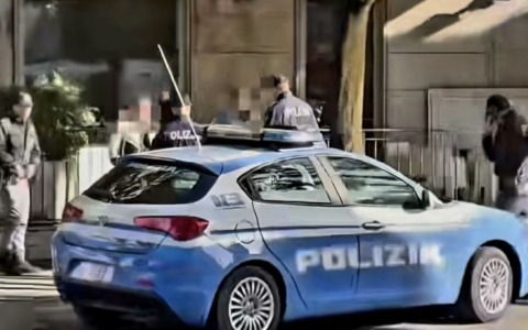 Fermato e denunciato ladro professionista con coltello a serramanico e arnesi da scasso