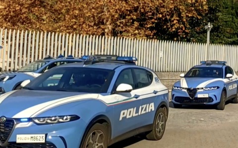 Forza un’auto in sosta e minaccia gli agenti con una siringa: fermata con il taser