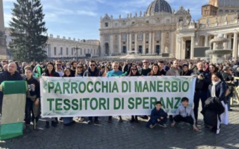 Il Nastro di Speranza «in trasferta» a Roma ma per celebrare il Natale avvolge la Parrocchia San Lorenzo
