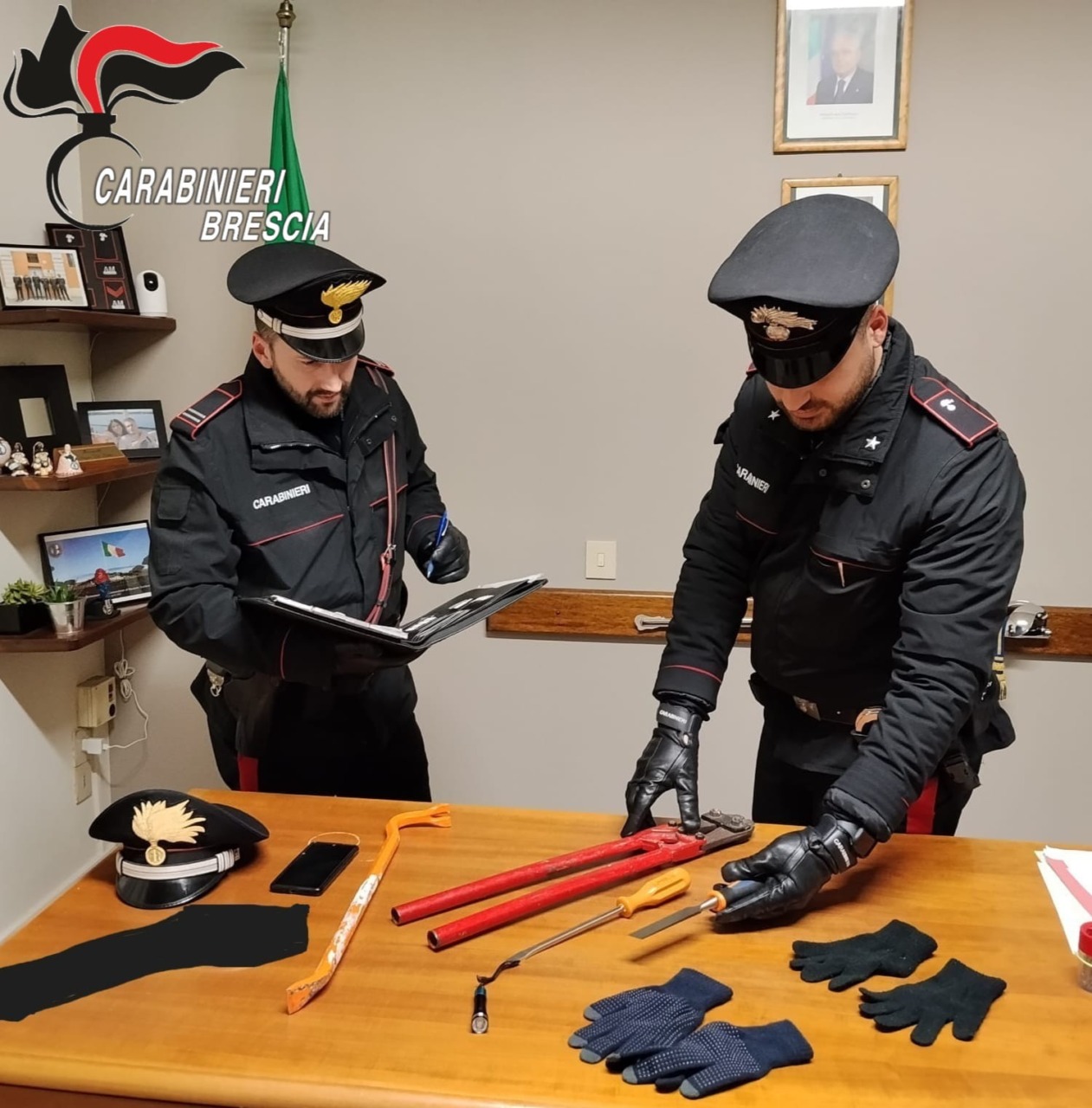 In tre su un’auto rubata con targhe false e con arnesi per furto: irregolari sul territorio sono stati espulsi