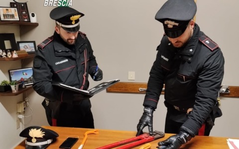 In tre su un’auto rubata con targhe false e con arnesi per furto: irregolari sul territorio sono stati espulsi