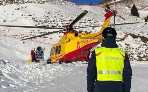 Incidente sulle piste da sci: 57enne cade violentemente a bordo pista