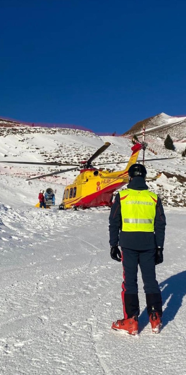 Incidente sulle piste da sci: 57enne cade violentemente a bordo pista