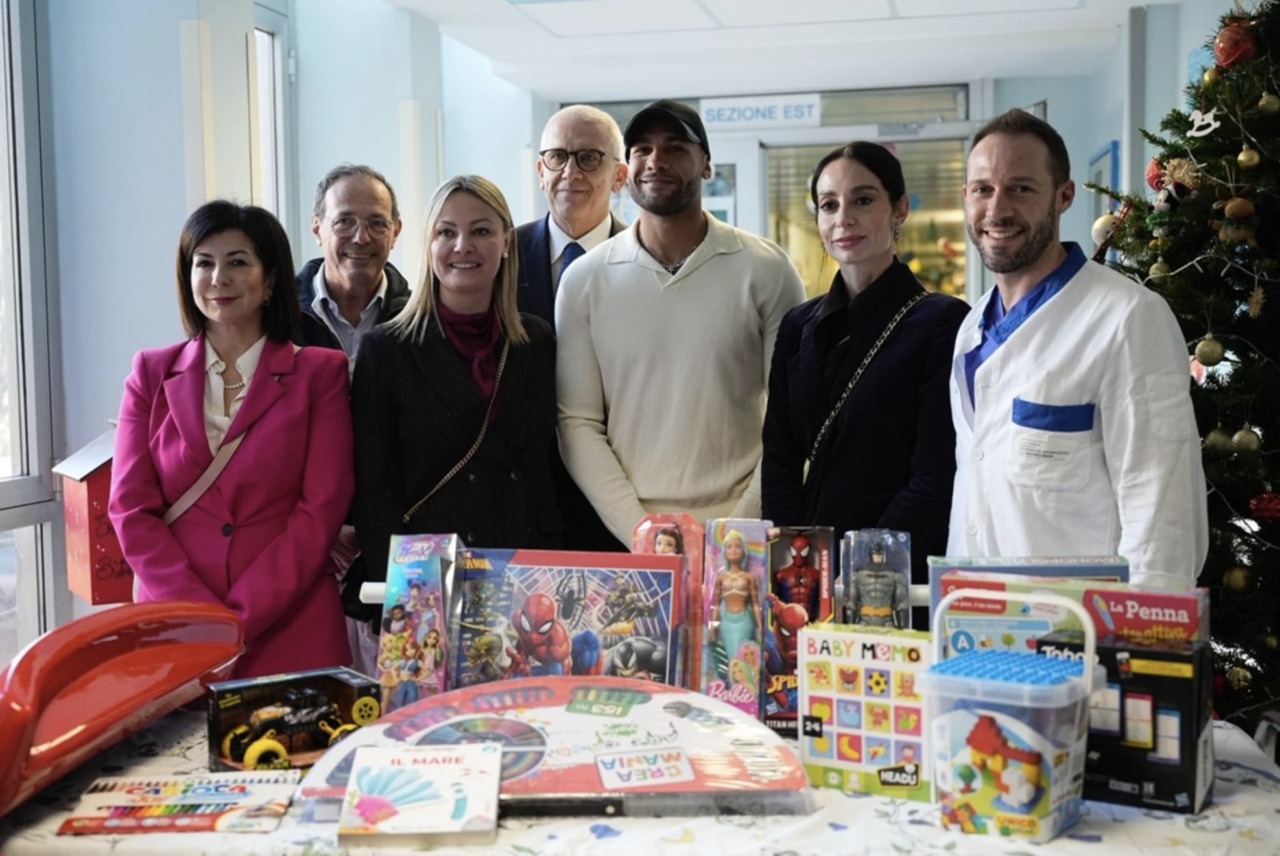 Marcell Jacobs consegna i doni ai piccoli pazienti degli Spedali Civili e del Papa Giovanni XXIII