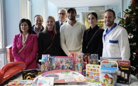 Marcell Jacobs consegna i doni ai piccoli pazienti degli Spedali Civili e del Papa Giovanni XXIII