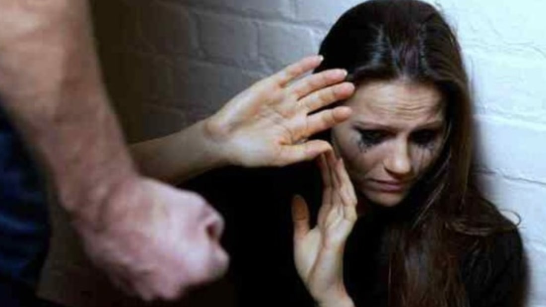 Picchia la moglie e la scaraventa contro un tavolo di vetro: il figlio lancia l’allarme