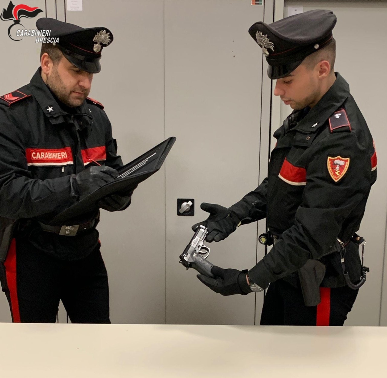 Puntano la pistola ad un veicolo in transito, ma si tratta di un video promozionale: due denunciati