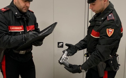 Puntano la pistola ad un veicolo in transito, ma si tratta di un video promozionale: due denunciati