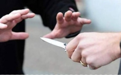 Pluripregiudicato 27enne minaccia una donna con un coltello e aggredisce gli agenti: in manette