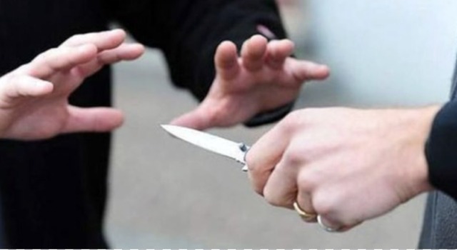 Pluripregiudicato 27enne minaccia una donna con un coltello e aggredisce gli agenti: in manette