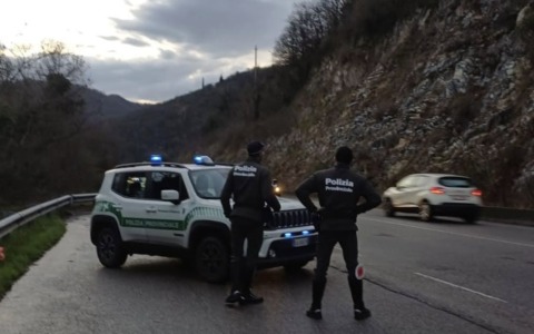 Sp510: automobilista arriva in velocità, la provinciale gli sospende la patente
