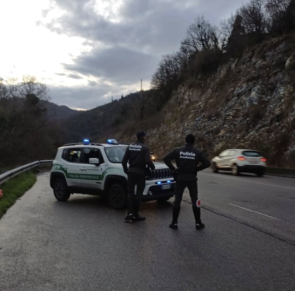 Sp510: automobilista arriva in velocità, la provinciale gli sospende la patente