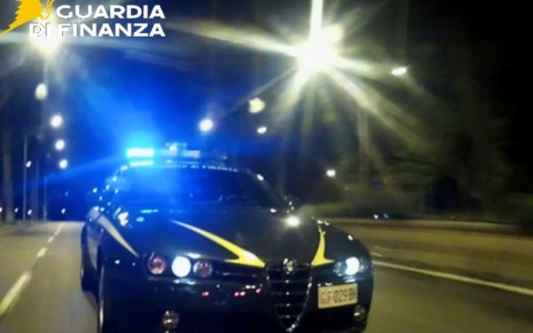 Tatuatori e piercer nel Bresciano: la Gdf individua 6 lavoratori non in regola, sospesa un’attività