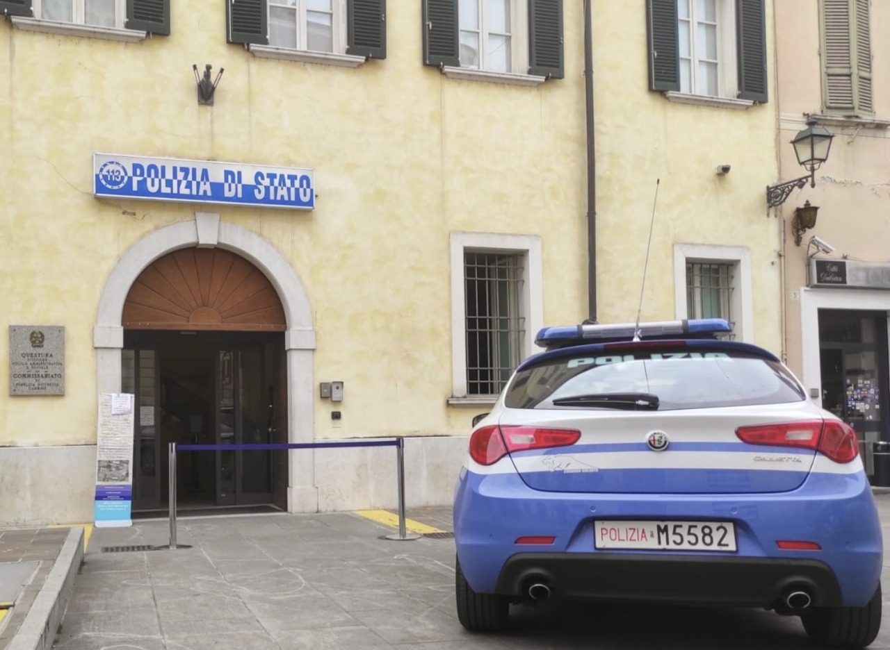 Tenta di investire gli agenti con l’auto: pusher finisce in manette