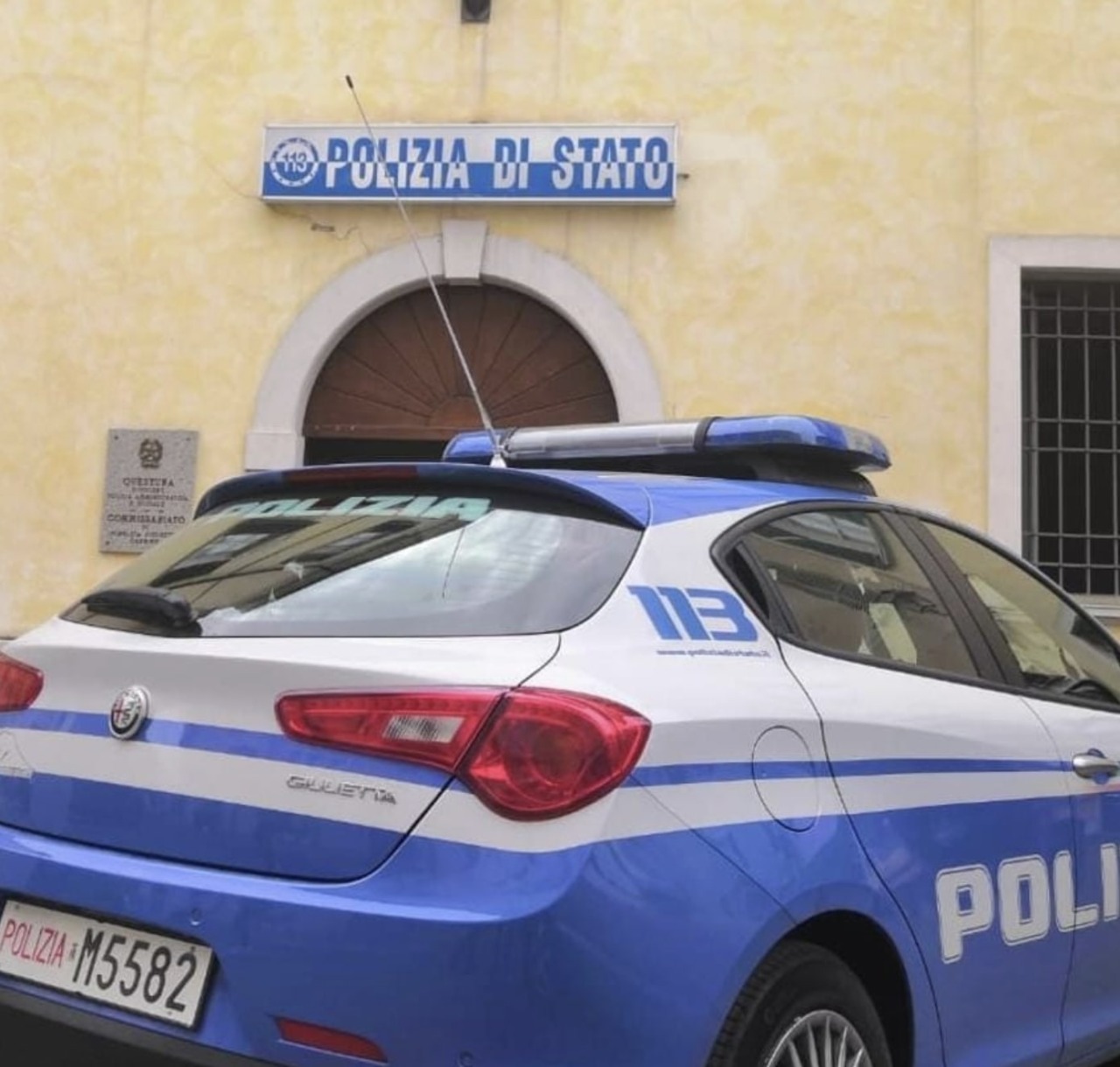 “Ti spacco la testa”: rapina all’Esselunga di via della Volta a Brescia, in manette un 19enne