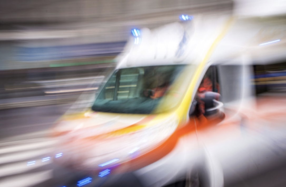 Travolta da un camion mentre era in bicicletta: morta una donna di 62 anni