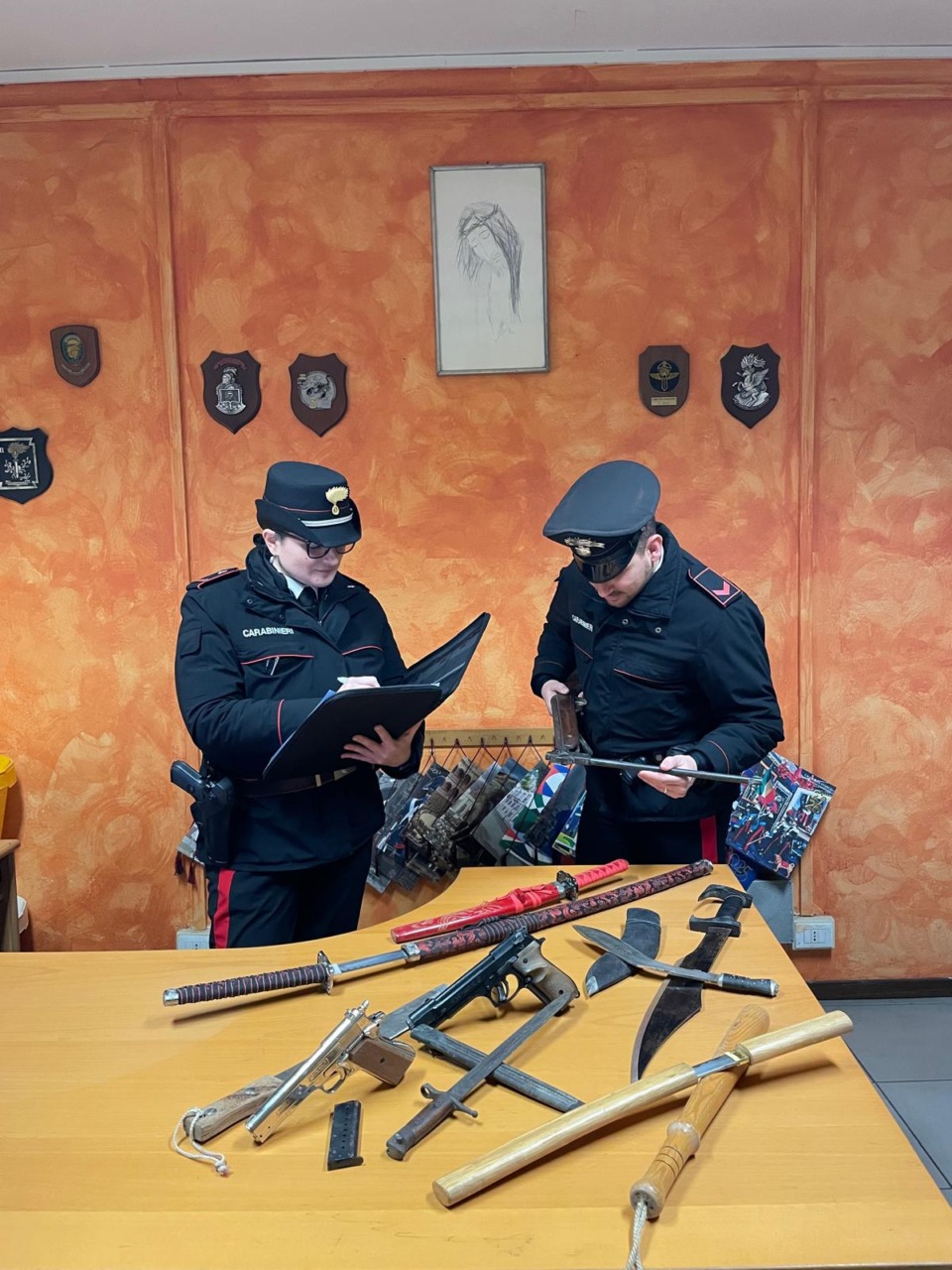 Messaggi ossessivi e un arsenale domestico: arrestato un 39enne a Erbusco